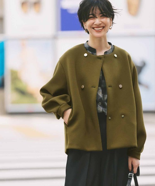 IEDIT(イディット)の「IEDIT ゴールドボタンが華やかな ダンボールカットソージャケット(ノーカラージャケット・レディース・ブラック/カーキ・M/L/LL/3L/S)」の6枚目の写真