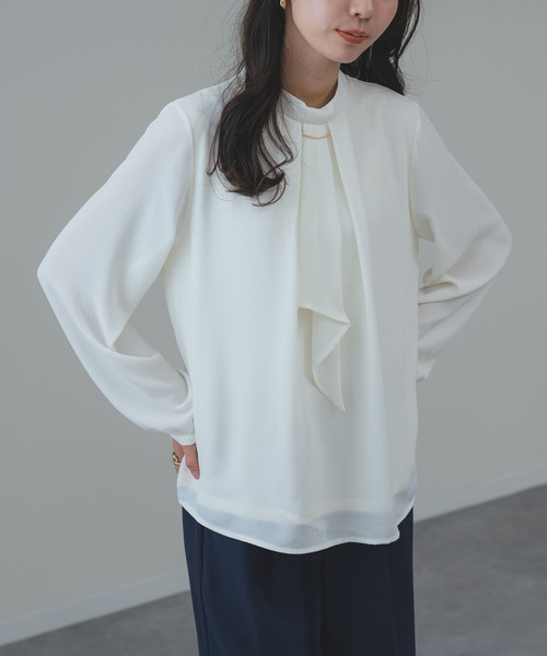 ANNA LUNA(アンナルナ)の「【ANNA LUNA】オケージョン にも◎バー付き ボウタイ カバーリング ブラウス(シャツ/ブラウス・レディース・オフホワイト/ブラック/サックスブルー/ベージュ・MEDIUM/LARGE/X-LARGE/SMALL)」の3枚目の写真