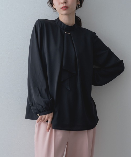 ANNA LUNA(アンナルナ)の「【ANNA LUNA】オケージョン にも◎バー付き ボウタイ カバーリング ブラウス(シャツ/ブラウス・レディース・オフホワイト/ブラック/サックスブルー/ベージュ・MEDIUM/LARGE/X-LARGE/SMALL)」の2枚目の写真