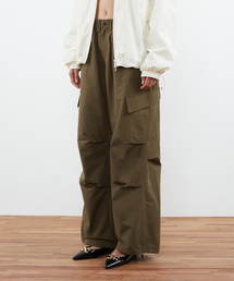 KIIMUIR（キミュア）の「(ウィメンズ) パラシュートストリングカーゴパンツ_ブラウン（スウェットパンツ）」