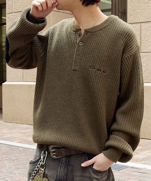 kutir（クティール）の「HENLEY NECK SUEDE ELBOW PATCH KNIT／ヘンリーネックスウェードエルボーパッチニット（ニット/セーター・メンズ・カーキ/ブラック/ボルドー・LARGE/MEDIUM）」の2枚目の写真