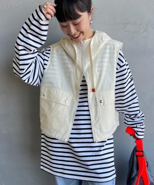 UNIVERSAL OVERALL（ユニバーサルオーバーオール）の「[UNIVERSAL OVERALL/ユニバーサルオーバーオール] 別注 ショート丈 フード付きワークベスト（ベスト・レディース・オリーブ/ブラック/アイボリー・F）」の2枚目の写真