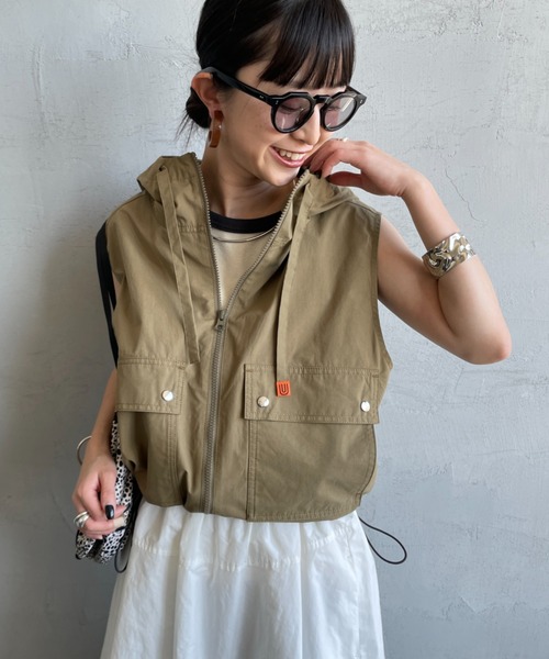 UNIVERSAL OVERALL（ユニバーサルオーバーオール）の「[UNIVERSAL OVERALL/ユニバーサルオーバーオール] 別注 ショート丈 フード付きワークベスト（ベスト・レディース・オリーブ/ブラック/アイボリー・F）」の11枚目の写真