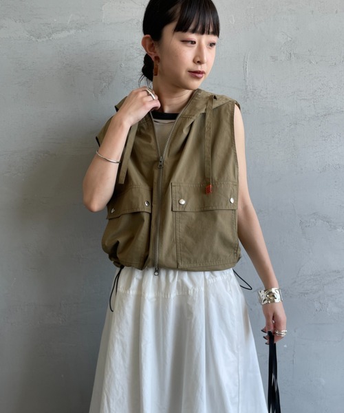 UNIVERSAL OVERALL（ユニバーサルオーバーオール）の「[UNIVERSAL OVERALL/ユニバーサルオーバーオール] 別注 ショート丈 フード付きワークベスト（ベスト・レディース・オリーブ/ブラック/アイボリー・F）」の13枚目の写真