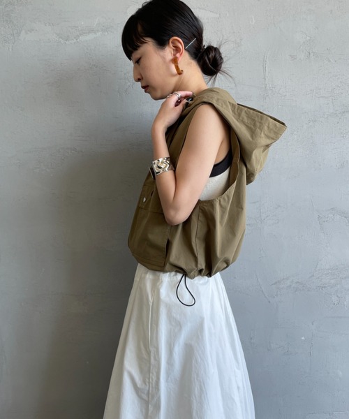 UNIVERSAL OVERALL（ユニバーサルオーバーオール）の「[UNIVERSAL OVERALL/ユニバーサルオーバーオール] 別注 ショート丈 フード付きワークベスト（ベスト・レディース・オリーブ/ブラック/アイボリー・F）」の14枚目の写真