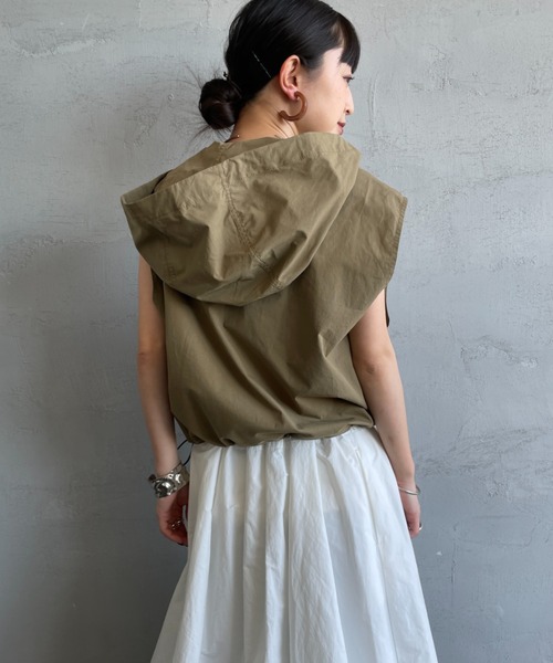 UNIVERSAL OVERALL（ユニバーサルオーバーオール）の「[UNIVERSAL OVERALL/ユニバーサルオーバーオール] 別注 ショート丈 フード付きワークベスト（ベスト・レディース・オリーブ/ブラック/アイボリー・F）」の15枚目の写真