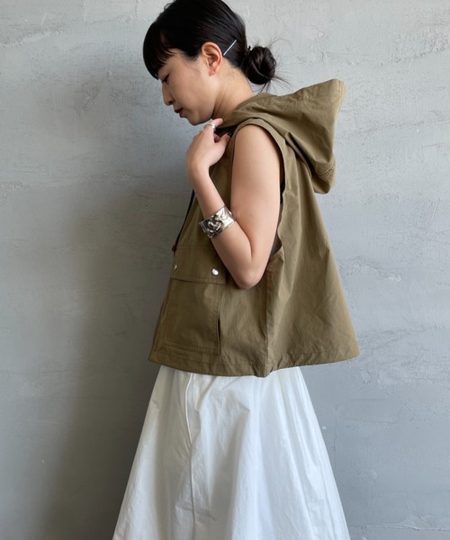 UNIVERSAL OVERALL（ユニバーサルオーバーオール）の「[UNIVERSAL OVERALL/ユニバーサルオーバーオール] 別注 ショート丈 フード付きワークベスト（ベスト・レディース・オリーブ/ブラック/アイボリー・F）」の21枚目の写真