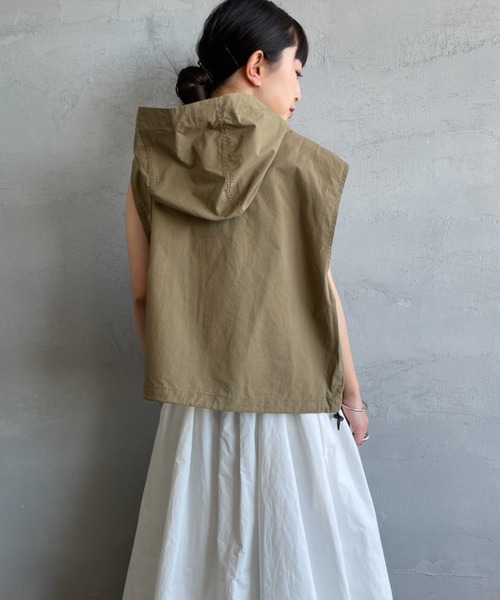 UNIVERSAL OVERALL（ユニバーサルオーバーオール）の「[UNIVERSAL OVERALL/ユニバーサルオーバーオール] 別注 ショート丈 フード付きワークベスト（ベスト・レディース・オリーブ/ブラック/アイボリー・F）」の22枚目の写真