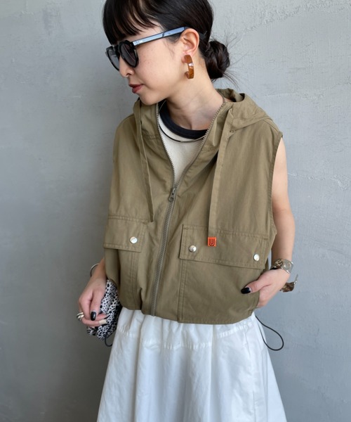 UNIVERSAL OVERALL（ユニバーサルオーバーオール）の「[UNIVERSAL OVERALL/ユニバーサルオーバーオール] 別注 ショート丈 フード付きワークベスト（ベスト・レディース・オリーブ/ブラック/アイボリー・F）」の12枚目の写真