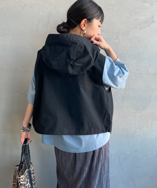 UNIVERSAL OVERALL（ユニバーサルオーバーオール）の「[UNIVERSAL OVERALL/ユニバーサルオーバーオール] 別注 ショート丈 フード付きワークベスト（ベスト・レディース・オリーブ/ブラック/アイボリー・F）」の4枚目の写真