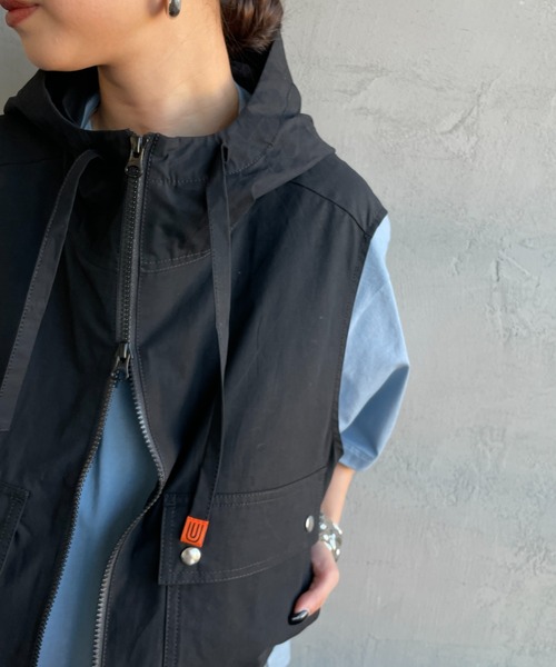 UNIVERSAL OVERALL（ユニバーサルオーバーオール）の「[UNIVERSAL OVERALL/ユニバーサルオーバーオール] 別注 ショート丈 フード付きワークベスト（ベスト・レディース・オリーブ/ブラック/アイボリー・F）」の8枚目の写真