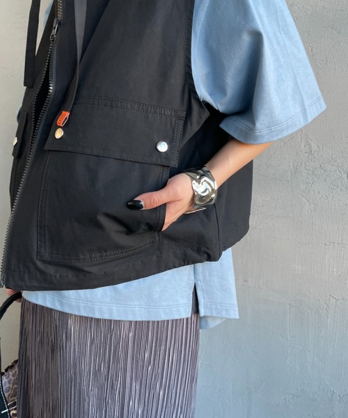 UNIVERSAL OVERALL（ユニバーサルオーバーオール）の「[UNIVERSAL OVERALL/ユニバーサルオーバーオール] 別注 ショート丈 フード付きワークベスト（ベスト・レディース・オリーブ/ブラック/アイボリー・F）」の10枚目の写真