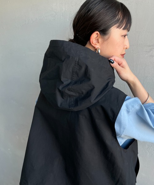 UNIVERSAL OVERALL（ユニバーサルオーバーオール）の「[UNIVERSAL OVERALL/ユニバーサルオーバーオール] 別注 ショート丈 フード付きワークベスト（ベスト・レディース・オリーブ/ブラック/アイボリー・F）」の9枚目の写真