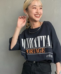 Manhattan Portage（マンハッタンポーテージ）の「[MANHATTAN PORTAGE マンハッタンポーテージ] 別注 ショート丈 ロゴプリントTシャツ【追加】（Tシャツ/カットソー）」