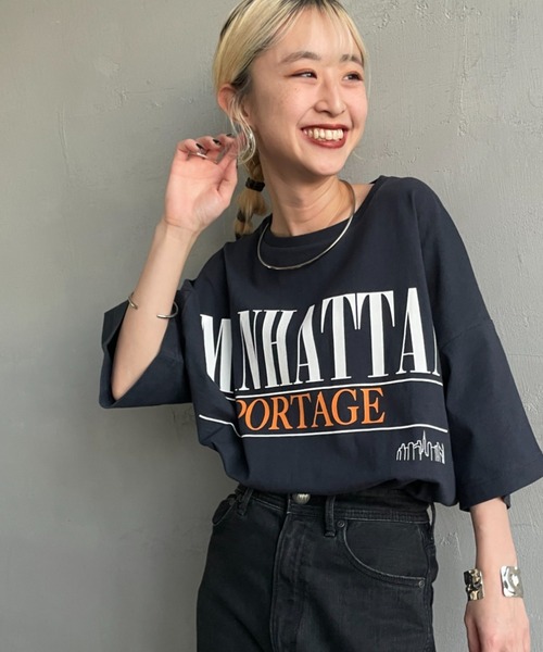 Manhattan Portage（マンハッタンポーテージ）の「【WEB先行予約】[MANHATTAN PORTAGE/マンハッタンポーテージ] 別注 ショート丈 ロゴプリントTシャツ（Tシャツ/カットソー・レディース・ネイビー/ホワイト・F）」の2枚目の写真
