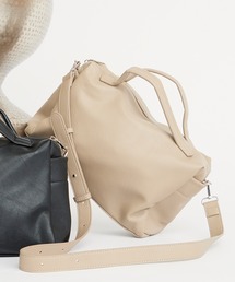 AO2（アオズ）の「Faux Leather Shoulder Bag with Pockets, 2-Way Style / マチ付き フェイクレザー 2WAYショルダーバッグ 2026年春夏（ショルダーバッグ）」