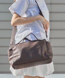 AO2（アオズ）の「Faux Leather Shoulder Bag with Pockets, 2-Way Style / マチ付き フェイクレザー 2WAYショルダーバッグ 2026年春夏（ショルダーバッグ）」