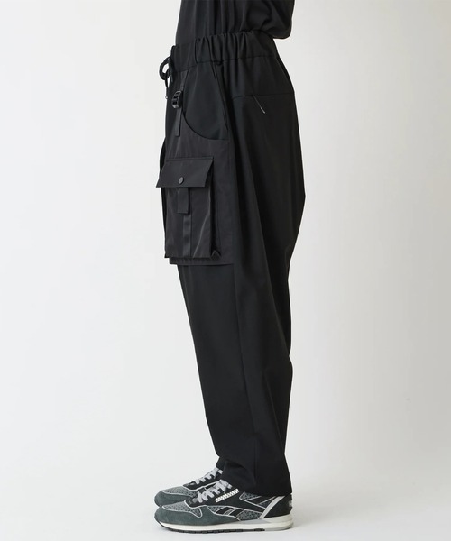 WHITE MOUNTAINEERING（ホワイトマウンテニアリング）の「【White Mountaineering/ホワイトマウンテニアリング】CARGO SAROUEL PANTS（カーゴパンツ・メンズ・ブラック・3/2/1/0）」の4枚目の写真