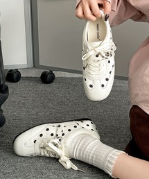 SHEENA（シーナ）の「【異素材デザイン】ドット柄 メタルバックル付き ロートップスニーカー（スニーカー）」