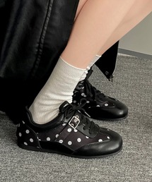 SHEENA（シーナ）の「【異素材デザイン】ドット柄 メタルバックル付き ロートップスニーカー（スニーカー）」