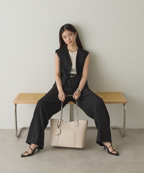 GUSCIO（グッシオ）の「【グッシオゴールド】ビジネストートバッグ　軽量　チャーム付　通勤通学（ビジネスバッグ・レディース・ネイビー/ベージュ/ブラック/ブラウン・FREE）」の3枚目の写真