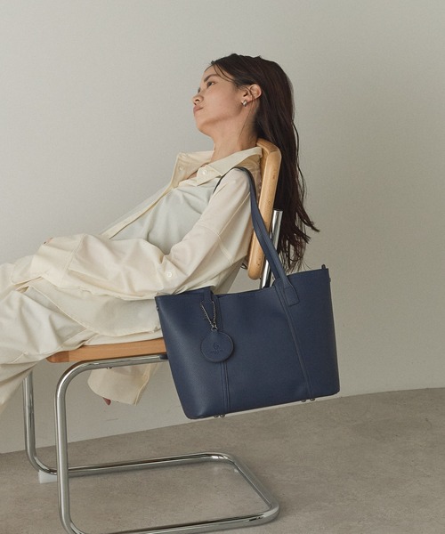 GUSCIO（グッシオ）の「【グッシオゴールド】ビジネストートバッグ　軽量　チャーム付　通勤通学（ビジネスバッグ・レディース・ネイビー/ベージュ/ブラック/ブラウン・FREE）」の4枚目の写真