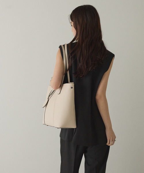 GUSCIO（グッシオ）の「【グッシオゴールド】ビジネストートバッグ　軽量　チャーム付　通勤通学（ビジネスバッグ・レディース・ネイビー/ベージュ/ブラック/ブラウン・FREE）」の5枚目の写真