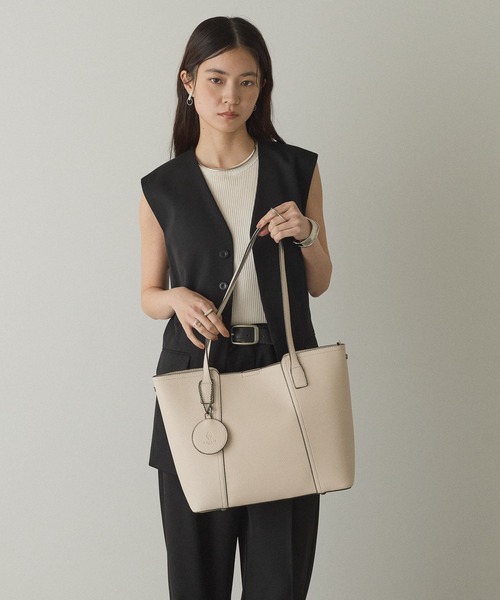 GUSCIO（グッシオ）の「【グッシオゴールド】ビジネストートバッグ　軽量　チャーム付　通勤通学（ビジネスバッグ・レディース・ネイビー/ベージュ/ブラック/ブラウン・FREE）」の6枚目の写真