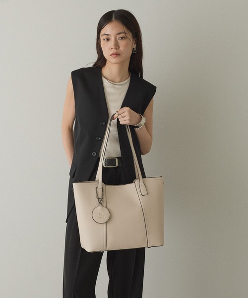 GUSCIO（グッシオ）の「【グッシオゴールド】ビジネストートバッグ　軽量　チャーム付　通勤通学（ビジネスバッグ・レディース・ネイビー/ベージュ/ブラック/ブラウン・FREE）」の7枚目の写真