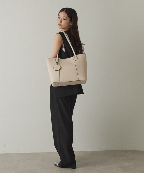 GUSCIO（グッシオ）の「【グッシオゴールド】ビジネストートバッグ　軽量　チャーム付　通勤通学（ビジネスバッグ・レディース・ネイビー/ベージュ/ブラック/ブラウン・FREE）」の10枚目の写真