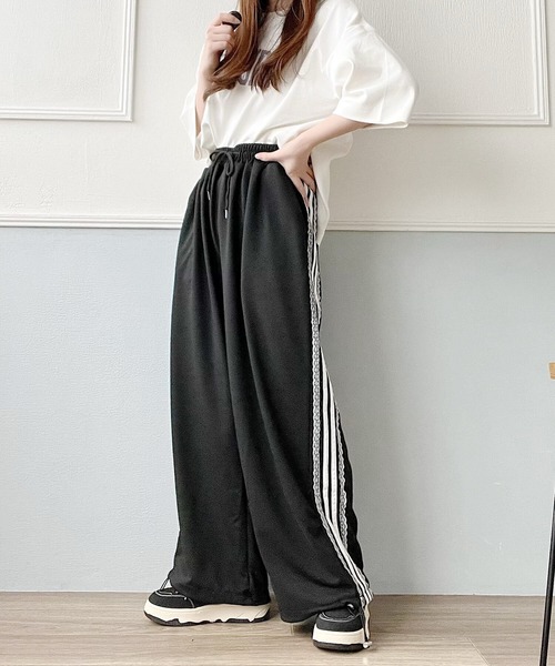 Nana(ナナ)の「レースサイドラインワイドパンツ(スウェットパンツ・レディース・ブラック/グレー・FREE)」の3枚目の写真