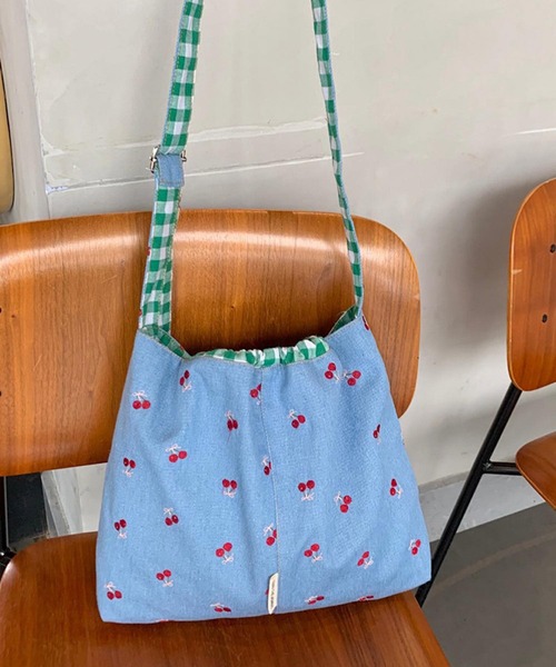 Mignonjour(ミニョンジュール)の「Mignonjour/フラワー チェリー刺繍デニムトートバッグ M2901(トートバッグ・レディース・ブルー系その他/ブルー系1/ライトブルー/ブルー・FREE)」の4枚目の写真