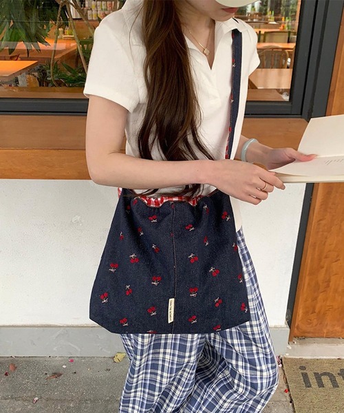 Mignonjour(ミニョンジュール)の「Mignonjour/フラワー チェリー刺繍デニムトートバッグ M2901(トートバッグ・レディース・ブルー系その他/ブルー系1/ライトブルー/ブルー・FREE)」の3枚目の写真