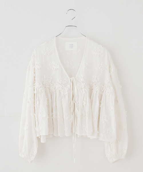 crinkle crinkle crinkle(クリンクルクリンクルクリンクル)の「【crinkle crinkle crinkle】 3D embroidery gather bolero(ブルゾン・レディース・ホワイト/ブラック・FREE)」の2枚目の写真