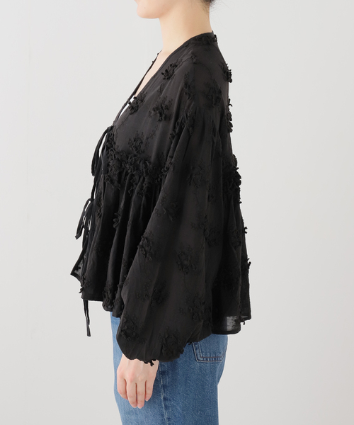 crinkle crinkle crinkle(クリンクルクリンクルクリンクル)の「【crinkle crinkle crinkle】 3D embroidery gather bolero(ブルゾン・レディース・ホワイト/ブラック・FREE)」の3枚目の写真
