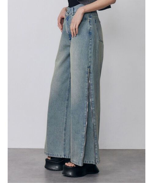 MURUA（ムルーア）の「サイドジップクロスウエストデニム（デニムパンツ・レディース・ブルー/ブラック・2/1）」の2枚目の写真