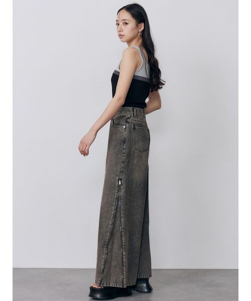 MURUA（ムルーア）の「サイドジップクロスウエストデニム（デニムパンツ・レディース・ブルー/ブラック・2/1）」の11枚目の写真