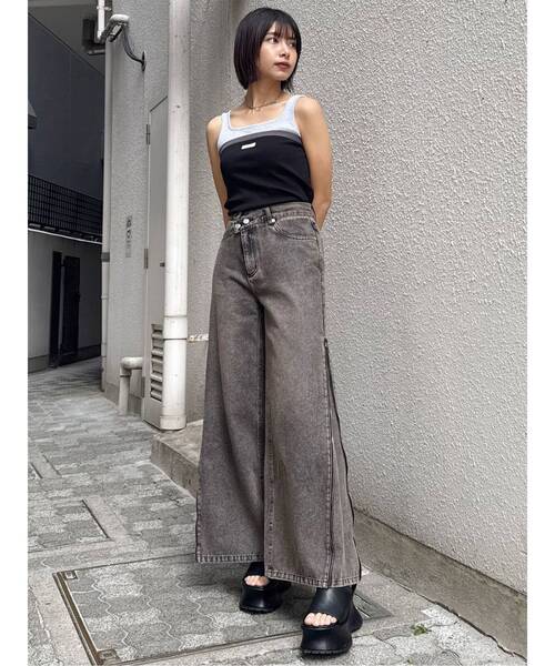 MURUA（ムルーア）の「サイドジップクロスウエストデニム（デニムパンツ・レディース・ブルー/ブラック・2/1）」の20枚目の写真