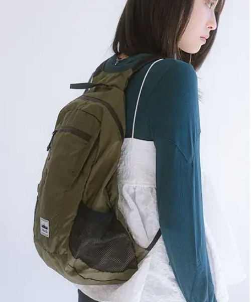 HEISAN(ハイサン)の「◇HEISAN◇ブランド直輸入正規品/折りたためる/パッカブル/大容量/超軽量 コンパクト ポケット バッグ V1 ULTRA-LIGHT COMPACT POCKET BAG V1(バックパック/リュック・レディース・ブラック/レモンイエロー/ブルー系その他/カーキ/ブラウン/グレー・FREE)」の4枚目の写真