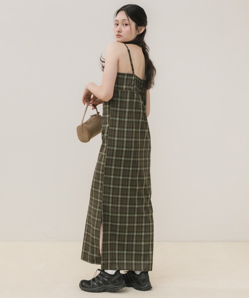 HEILIS(ヘイリス)の「チェックキャミワンピース / キャミワンピース チェックワンピース ロングワンピース Iラインワンピース ナローワンピース キャミワンピ ロング丈 スリットワンピース レイヤードワンピース チェック柄 春服 夏服 秋服 マタニティ ロング キャミワンピ ブラウン ネイビー ブルー カジュアル 大人カジュアル デイリー 韓国(ワンピース・レディース・ブルー/ブラウン・FREE)」の15枚目の写真