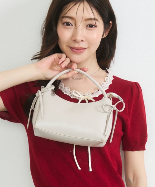 krahe(クレーエ)の「サイドリボンミニボストンバッグ(ショルダーバッグ・レディース・グレー/ピンク/ホワイト/ブラック・FREE)」の3枚目の写真