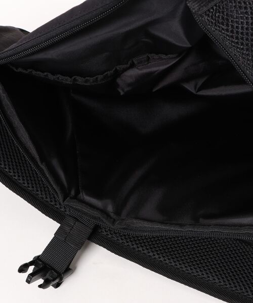 Reebok(リーボック)の「Reebok / リーボック ナイロン スリングバッグ 軽量 大容量 クッション入り ドローコード メッシュポケット(ボディバッグ/ウエストポーチ・メンズ・ブラック/グレイッシュベージュ/チャコール・FREE)」の8枚目の写真