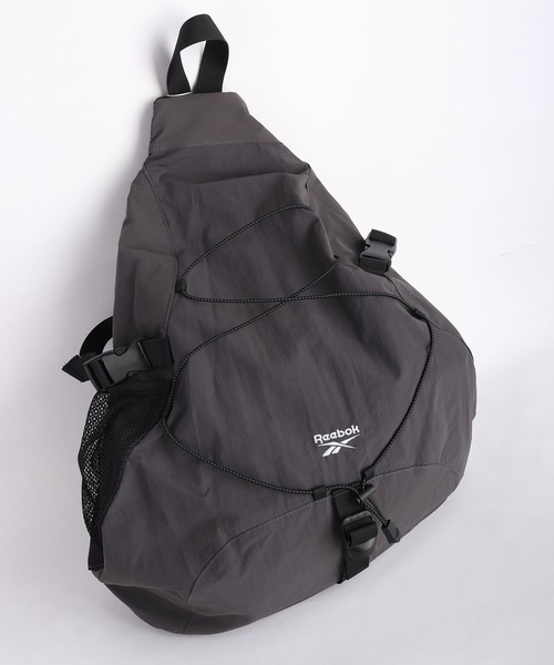 Reebok(リーボック)の「Reebok / リーボック ナイロン スリングバッグ 軽量 大容量 クッション入り ドローコード メッシュポケット(ボディバッグ/ウエストポーチ・メンズ・ブラック/グレイッシュベージュ/チャコール・FREE)」の3枚目の写真