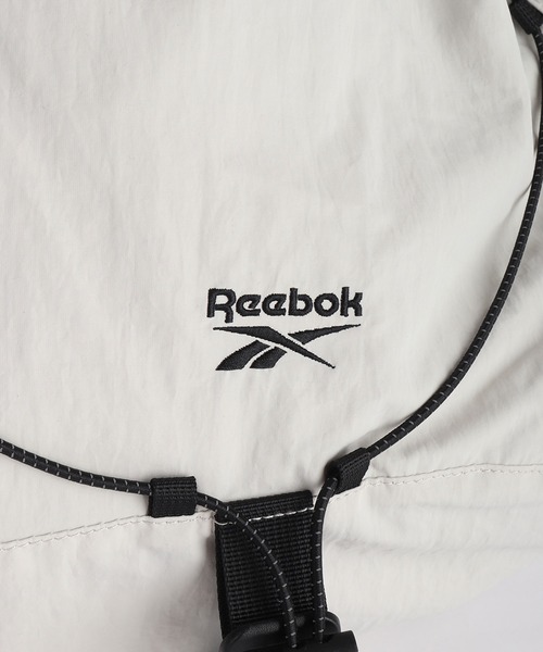 Reebok(リーボック)の「Reebok / リーボック ナイロン スリングバッグ 軽量 大容量 クッション入り ドローコード メッシュポケット(ボディバッグ/ウエストポーチ・メンズ・ブラック/グレイッシュベージュ/チャコール・FREE)」の7枚目の写真