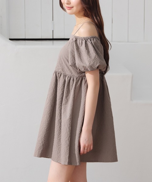Honeys(ハニーズ)の「オフショルワンピース(ワンピース・レディース・アイボリー/モカ/ブラック・L/LL/M/S)」の21枚目の写真