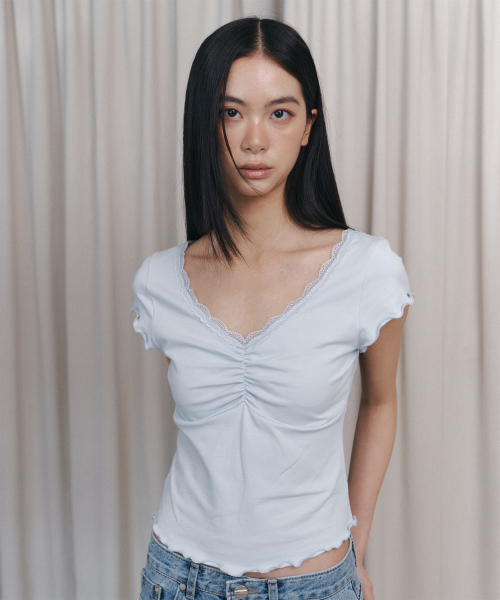 CURETTY(キュリティ)の「C V-NECK LACE SHIRRING TOP_LIGHT BLUE(Tシャツ/カットソー・レディース・スカイブルー・SMALL)」の1枚目の写真