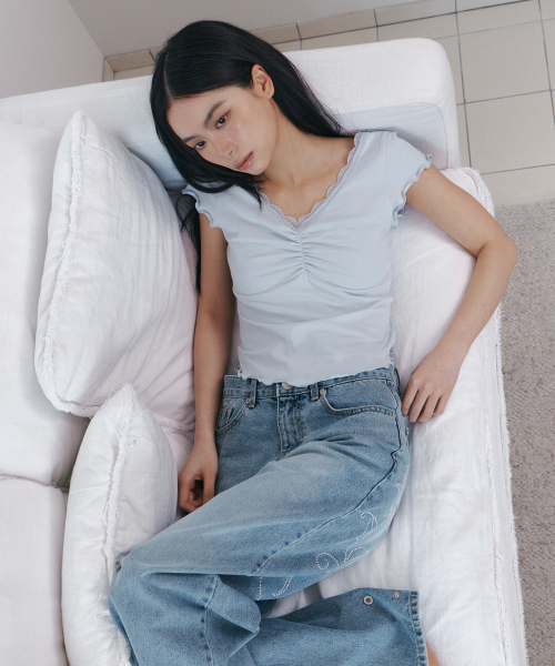 CURETTY(キュリティ)の「C V-NECK LACE SHIRRING TOP_LIGHT BLUE(Tシャツ/カットソー・レディース・スカイブルー・SMALL)」の2枚目の写真