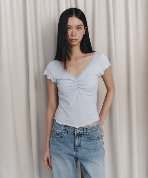 CURETTY(キュリティ)の「C V-NECK LACE SHIRRING TOP_LIGHT BLUE(Tシャツ/カットソー・レディース・スカイブルー・SMALL)」の3枚目の写真