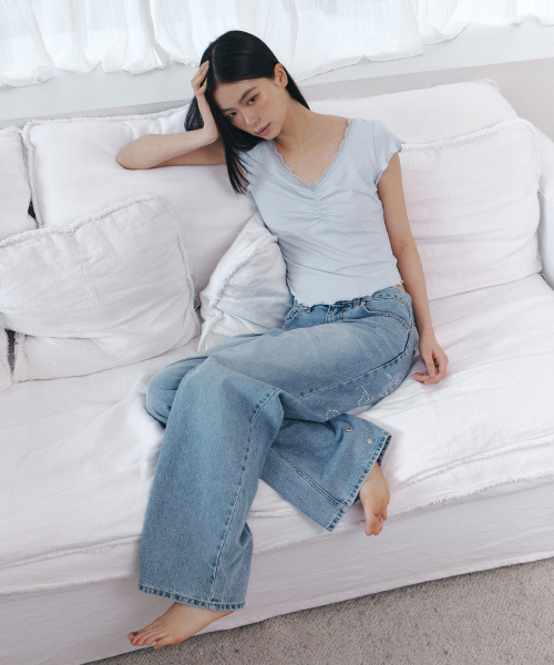 CURETTY(キュリティ)の「C V-NECK LACE SHIRRING TOP_LIGHT BLUE(Tシャツ/カットソー・レディース・スカイブルー・SMALL)」の4枚目の写真