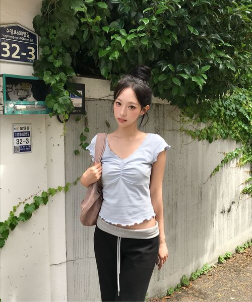 CURETTY(キュリティ)の「C V-NECK LACE SHIRRING TOP_LIGHT BLUE(Tシャツ/カットソー・レディース・スカイブルー・SMALL)」の5枚目の写真